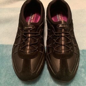 Sketchers women’s black relaxed fit memory foam slip on sneaker Size 8